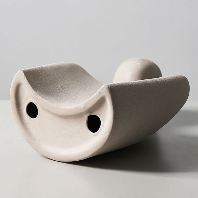 Moderne skulptur, der symboliserer bånd og ømhed 