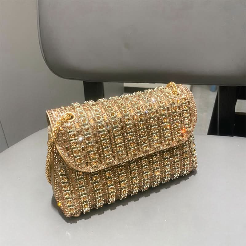 Străluceți seara cu această poșetă glamour cu strasuri 