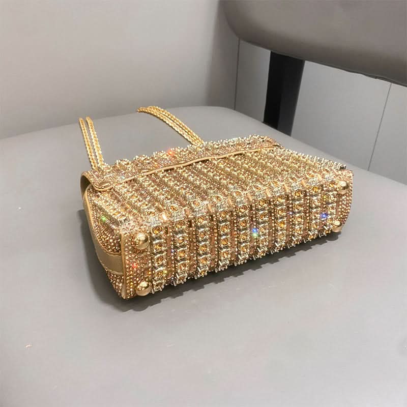 Străluceți seara cu această poșetă glamour cu strasuri 