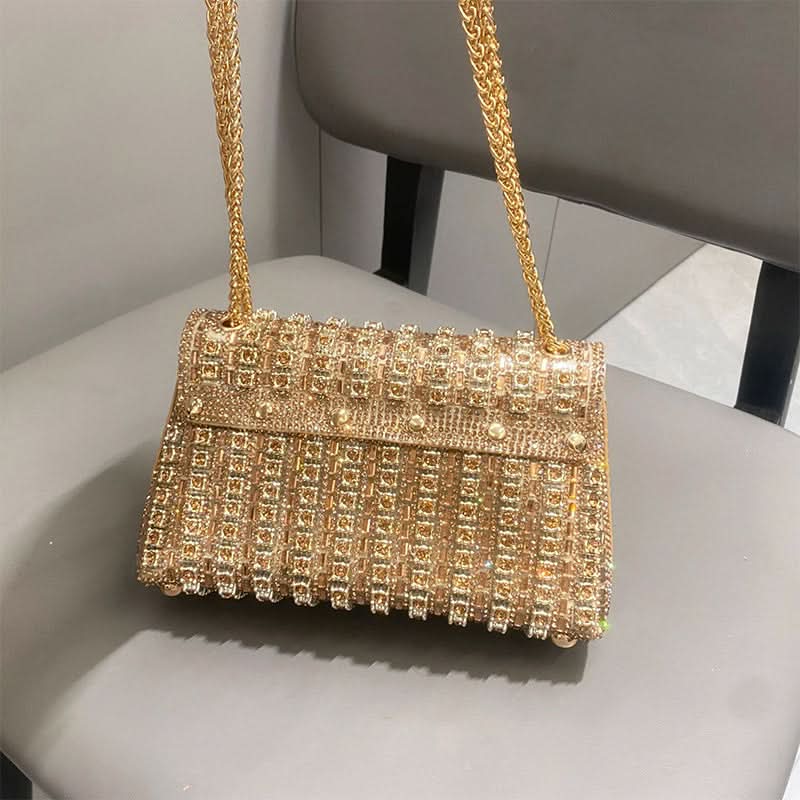 Străluceți seara cu această poșetă glamour cu strasuri 