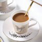Un café stylé avec une tasse qui dévoile un secret