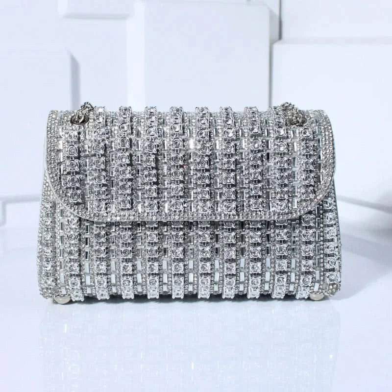 Brilla in serata con questa pochette glamour di strass 