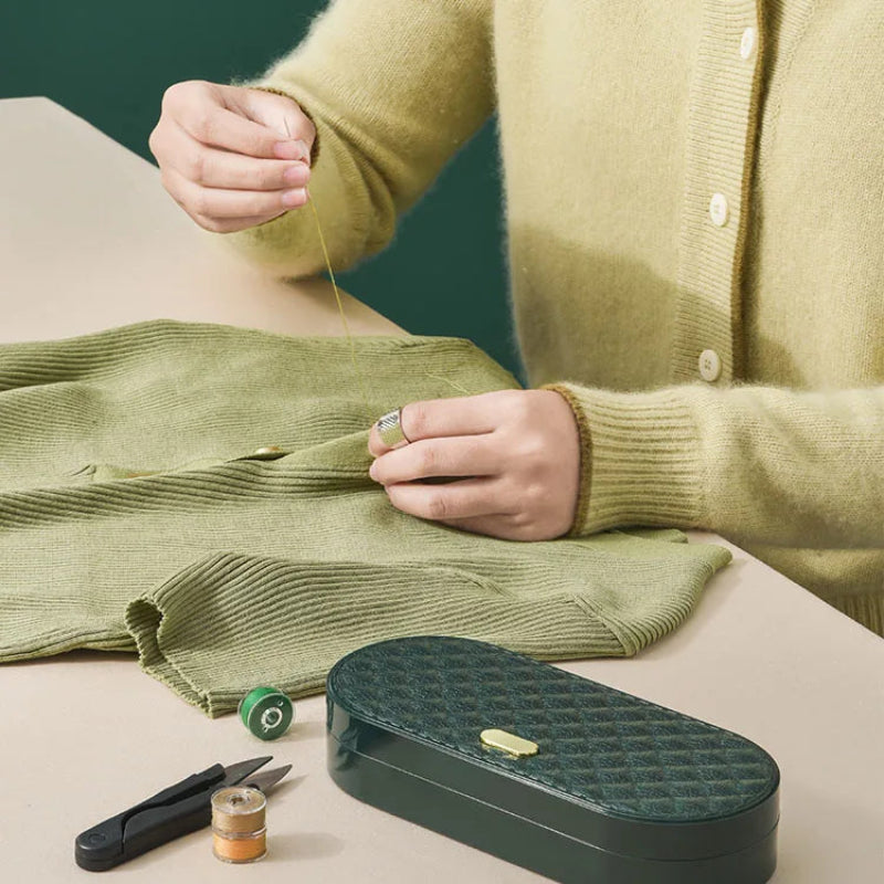 Compact sewing kit with ready-to-use accessories 